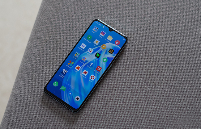 Oppo-F15-profile-shot-with-front-of-the-phone.jpg