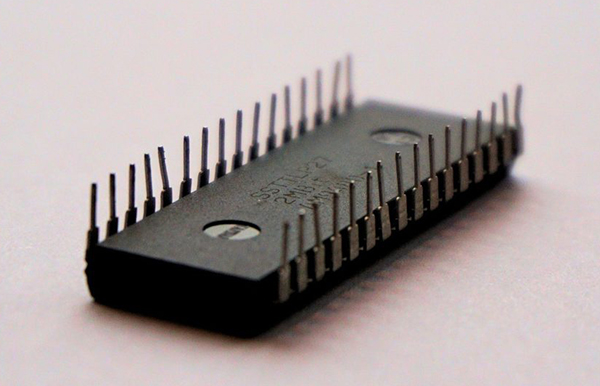 chip-upside-down-with-pins-in-the-air-1-1340x754.jpg