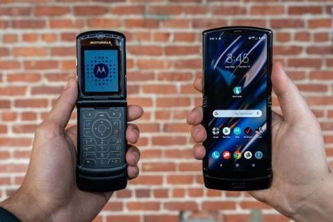 新旧两代Razr手机对比