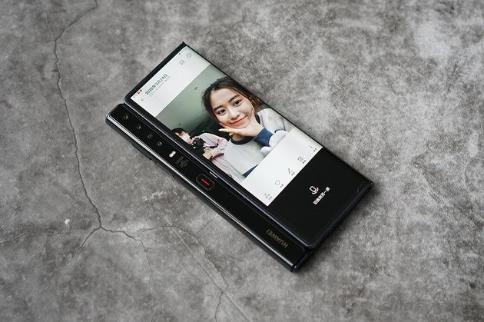 如果要自拍，背后屏幕就会亮起