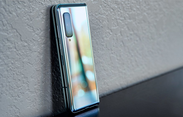 Samsung-Galaxy-Fold-Review-reflections.jpeg