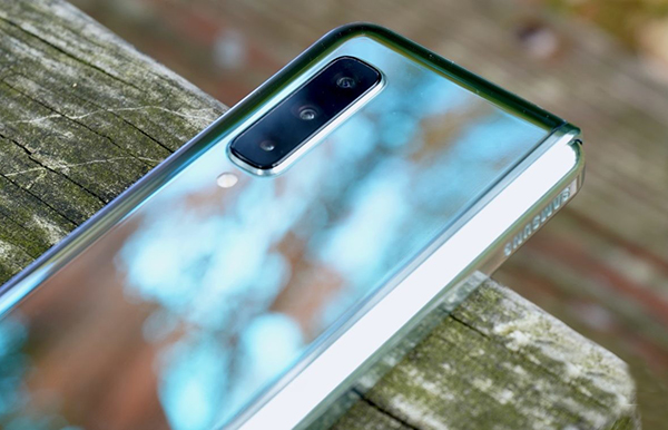 Samsung-Galaxy-Fold-review-reflecting-trees.jpeg