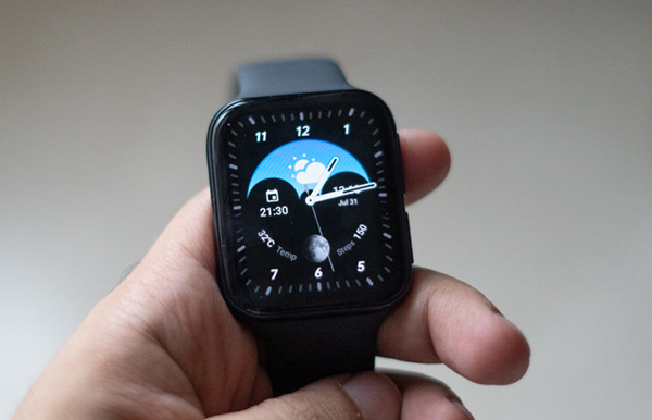 Oppo-Watch-in-hand-1340x754.jpg