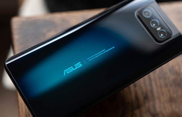 Asus-Zenfone-7-laying-on-a-table-at-an-angle-1340x754.jpg