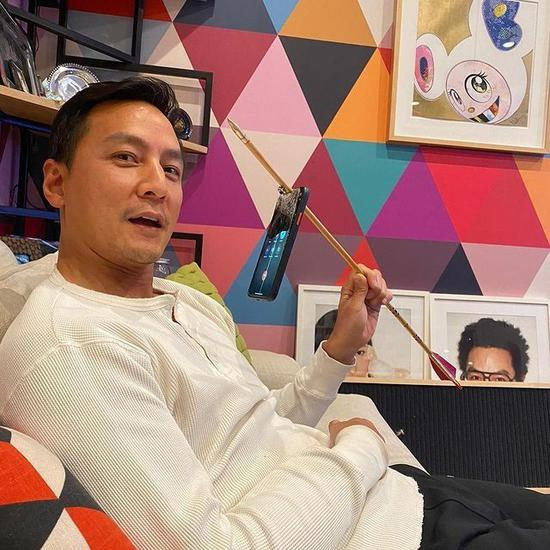吴彦祖用弓箭射穿iPhone还能开机