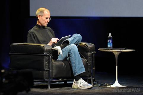 10年前，乔布斯坐在沙发上，告诉人们电脑和手机中间，可以再有个产品叫“iPad”