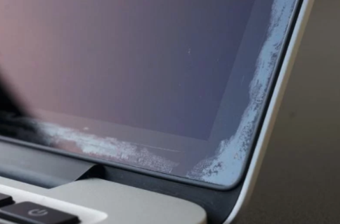 配备视网膜显示屏的MacBook Air可能会出现屏幕反射涂层脱落的问题（图片来自macrumors.）
